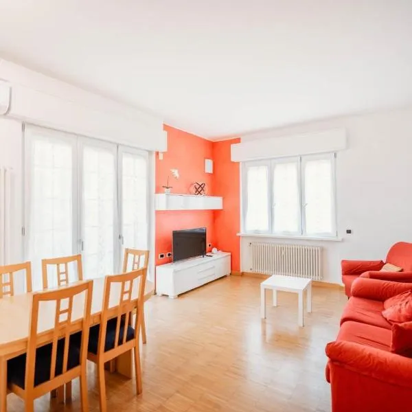 Como-Swiss 15 min - Big Home with Parking - Terrace - Wifi，位于Olgiate Comasco的酒店