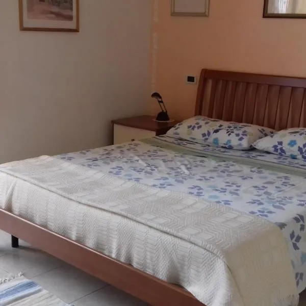 Prestigioso appartamento con piscina，位于拉齐塞的酒店