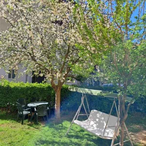 Apartament PARTER CU GRADINA，位于斯兰默多瓦的酒店
