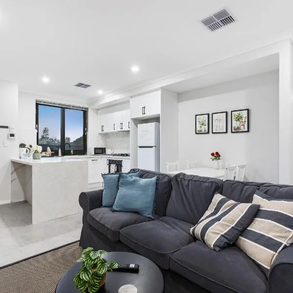 Private Bedroom Affordable Premium Modern Walk to Curtin，位于珀斯的酒店