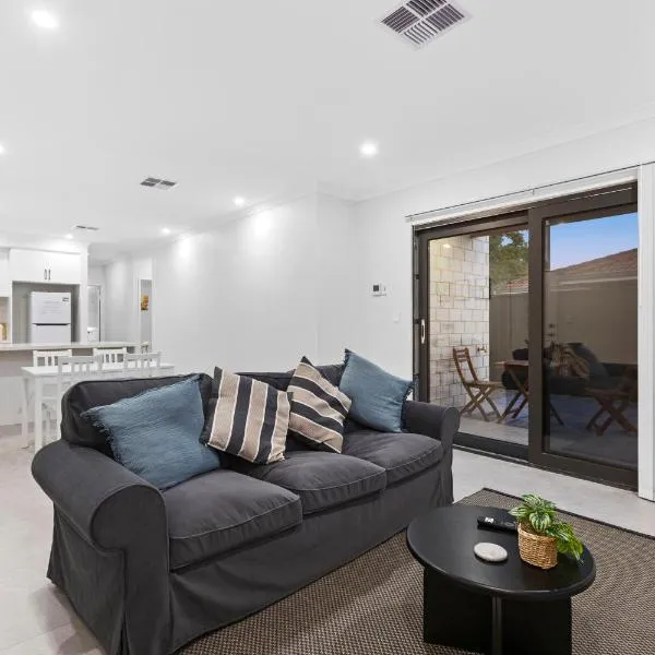 Premium Modern Homestay-Walk to Curtin University，位于珀斯的酒店