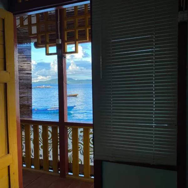 Three Ken Homestay & Cafe，位于美娜多的酒店