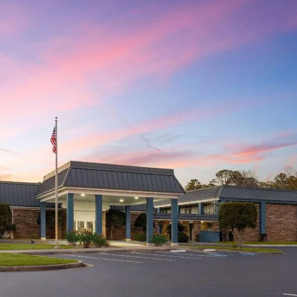 Days Inn by Wyndham Hinesville Near Fort Stewart, Newly Renovated, Free Hot Breakfast, Restaurant and Bar，位于海恩斯维尔的酒店