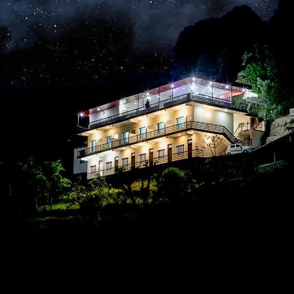 LA Riqueza Sushanti Retreat - Mountain View Rooms with Balcony # Pure Veg Restaurant # Jain Food Available # Parking # Customer's choice Hotel，位于Gupta Kāshi的酒店