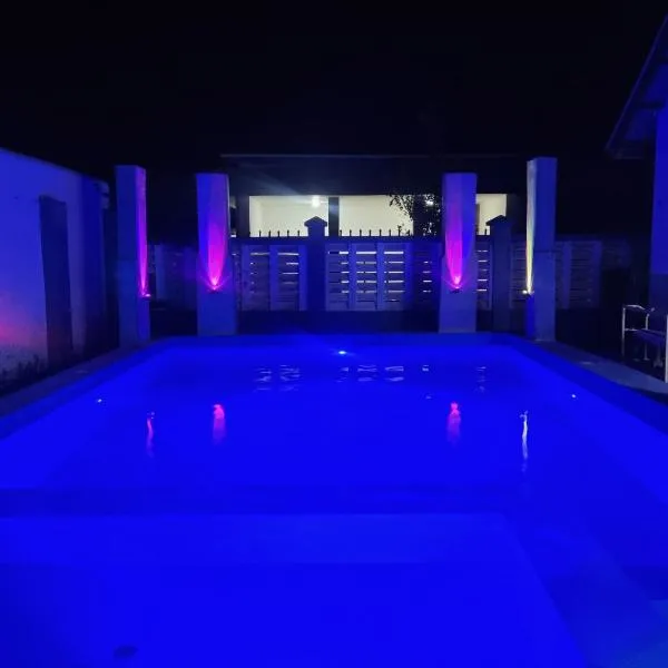 64 ZENJ HOUSE Luxury AIRPORT HOTEL，位于Mbweni的酒店