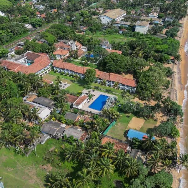 Hibiscus Beach Hotel & Villas，位于卡卢特勒的酒店