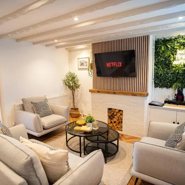 Stylish 2 Bedroom Cottage With Hot Tub And Parking，位于布由德利的酒店