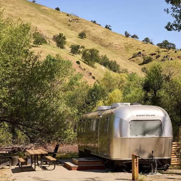 AutoCamp Sequoia，位于三河城的酒店