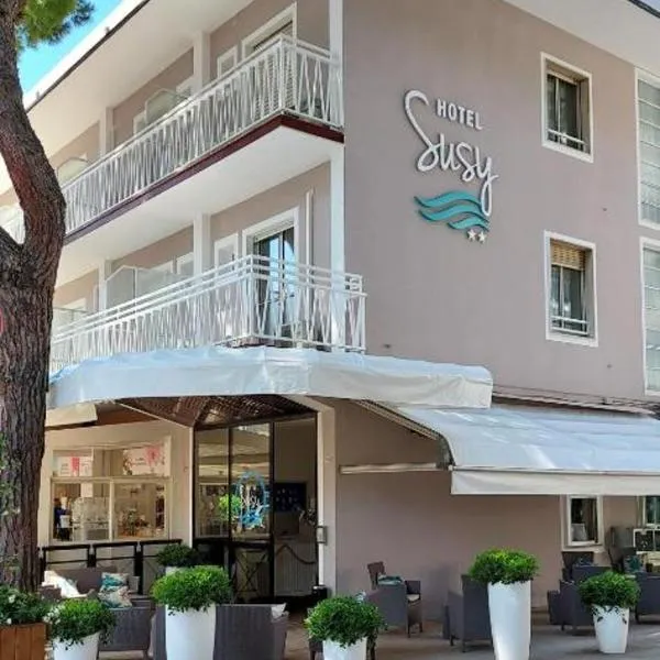 Hotel Susy - Ambienti rinnovati - direttamente su viale Dante e a due passi dal mare，位于里乔内的酒店