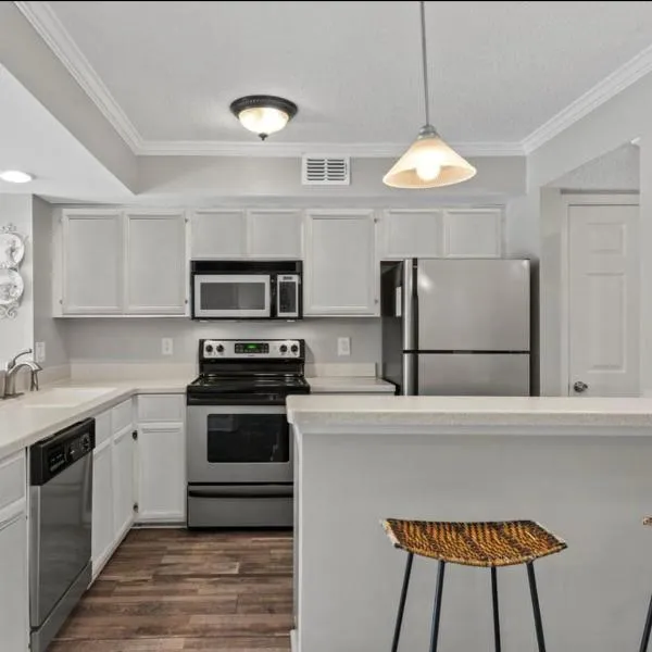 Charming 2 bed 2 bath condo in Sandestin Golf Cart Included!，位于德斯坦的酒店