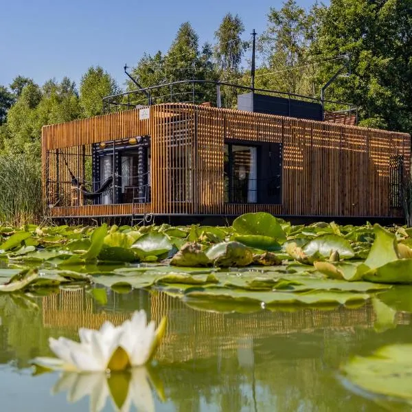 Water Hideout - Floating Villas in Wild Nature，位于Nowawieś Zbąska的酒店