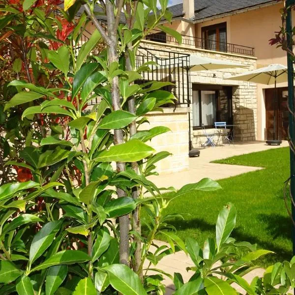 Studios Gîtes Chambres Au Pont de la Ginéze，位于Barjac的酒店