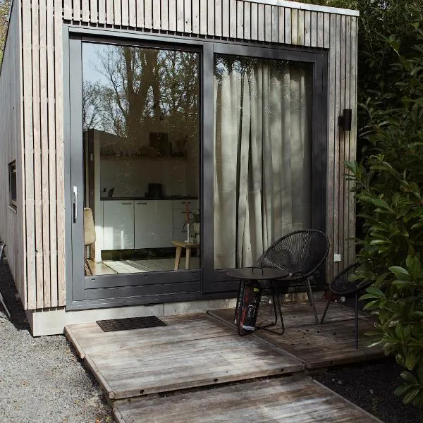 Modern Tiny House op rustig Watersportpark，位于Elahuizen的酒店