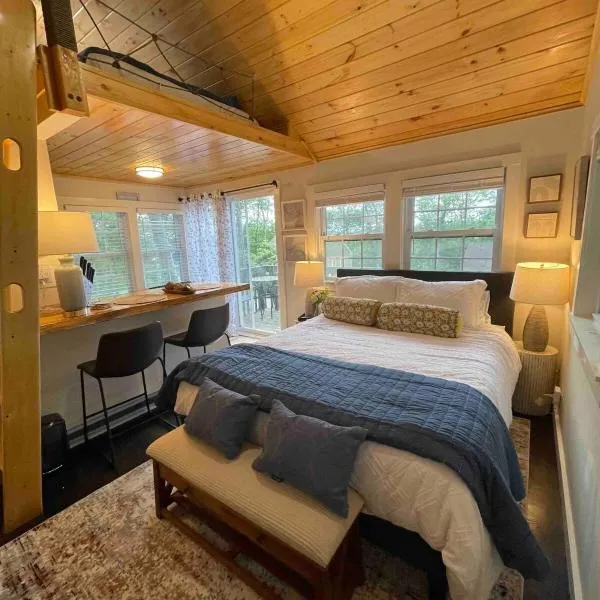 Cheerful Cottage with Loft Close to Everything 6，位于Edgecomb的酒店