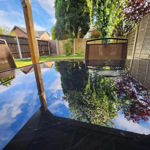 Newly Refurbished 3 Bedroom House with Lovely Garden，位于博尔顿的酒店