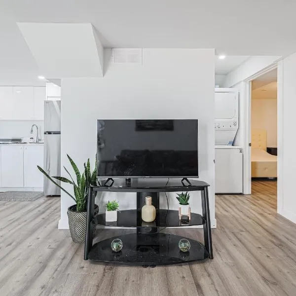 Exquisite 2-Bdrm Basement Suite with FREE Parking，位于Bradford的酒店
