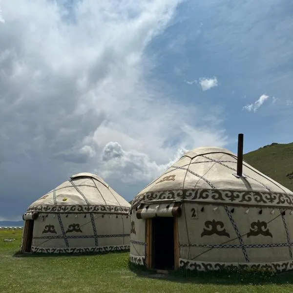 Yurt camp Asman at Song Kol lake，位于Akchiy的酒店