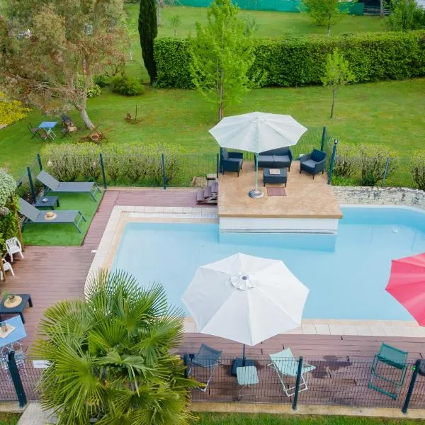 Maloan, gite avec piscine，位于Saint-Julien-de-Lampon的酒店
