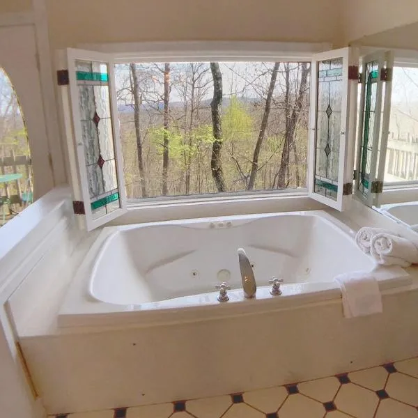 Ozark Spring Cabin 06 Spring Haven King Spa Tub，位于尤里卡斯普林斯的酒店
