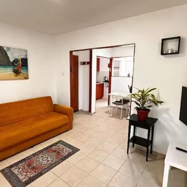 Уютная и светлая квартира с балконом рядом с ТЦ STAR，位于纳哈里亚的酒店