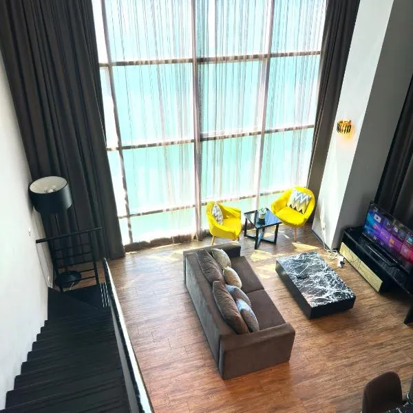 Stunning Seaview Duplex George Town Maritime Suites，位于乔治市的酒店