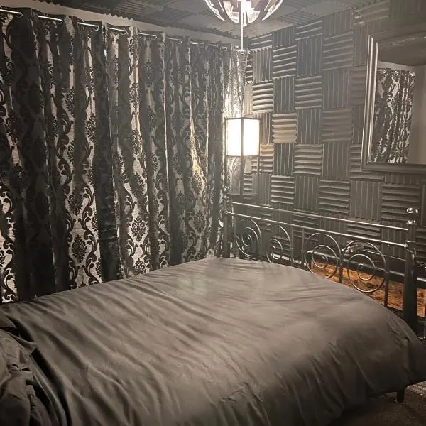 Asmodeus Studio - Kinky adult only stay，位于格洛斯特的酒店