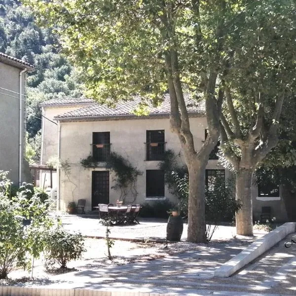 Domaine Castelnaut gîte et château，位于Laroque-de-Fa的酒店