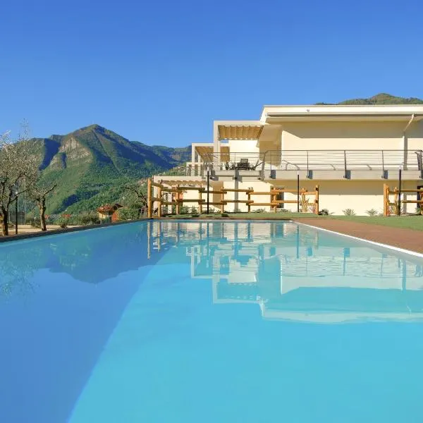 Costa Blu - Pool and terrace overlooking the lake，位于里瓦迪索尔托的酒店