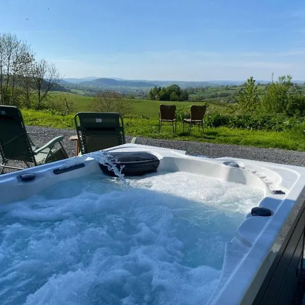 Fabulous Hot Tub with Views!，位于Llanfair Caereinion的酒店