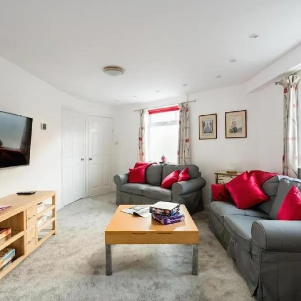 Character House in Frinton Minutes from Sea, Beach, Shops and Cafes，位于滨海弗林顿的酒店