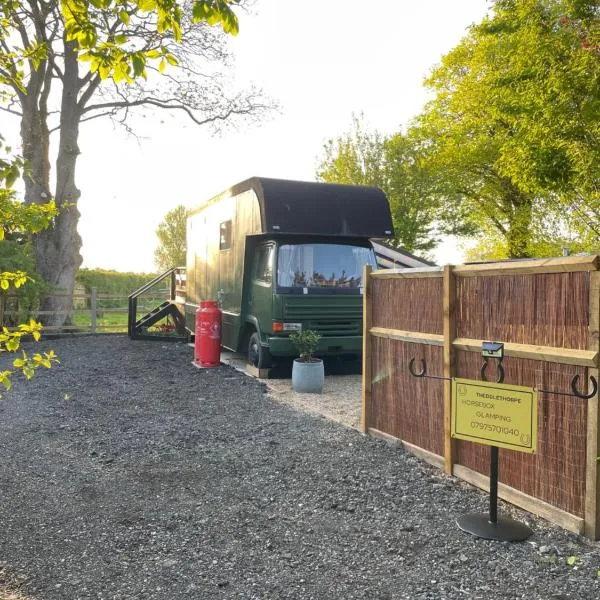 Theddlethorpe Horsebox Glamping，位于Theddlethorpe Saint Helen的酒店