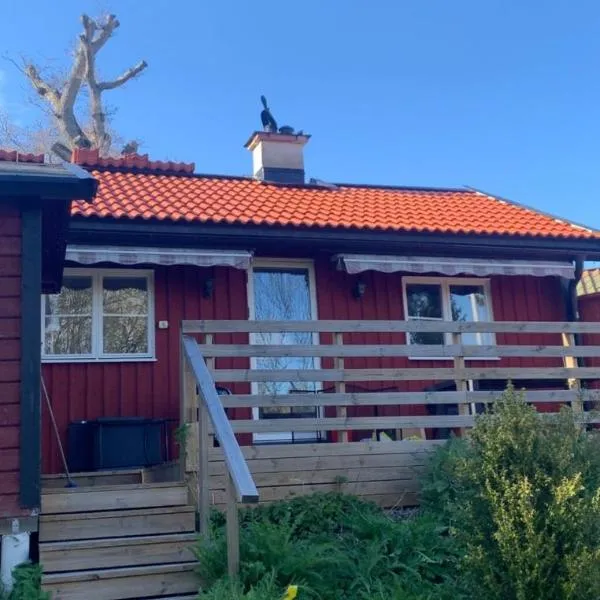 Archipelago cabin with sauna, fireplace & close to the ocean，位于Ingarö的酒店