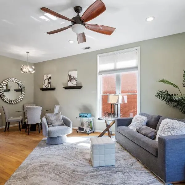 Warehouse District Modern Condo with Private Garage，位于罗利的酒店