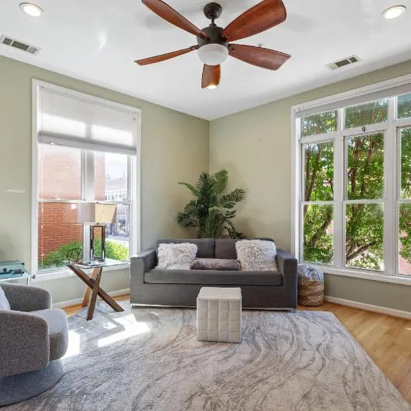 Warehouse District Modern Condo with Private Garage，位于罗利的酒店