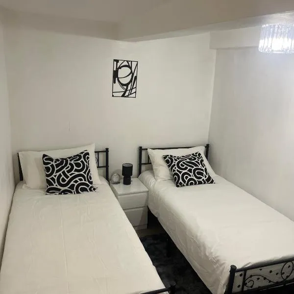 Cozy Two Bedroom Flat 1 Minute from Forest Hill Train Station，位于Forest Hill的酒店