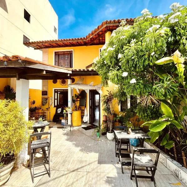 Casa Amarela Hostel & Bistrô - em Pituaçu，位于萨尔瓦多的酒店