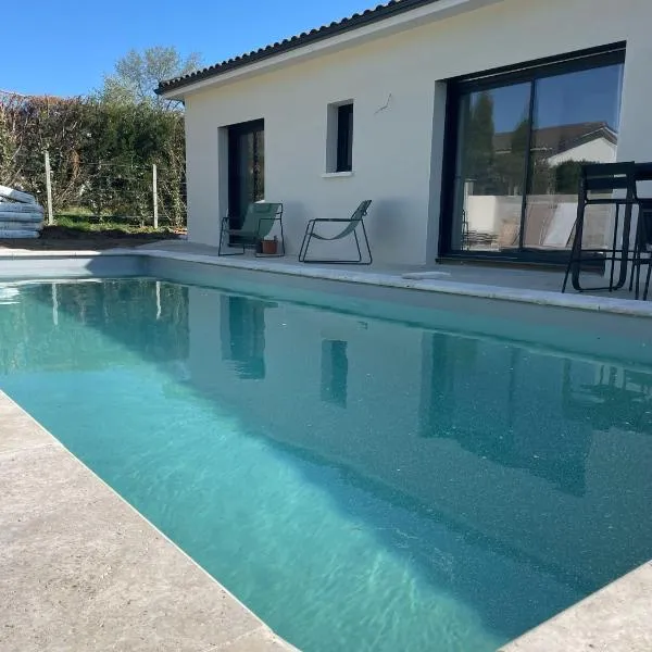 Maison moderne avec Piscine，位于Creysse的酒店