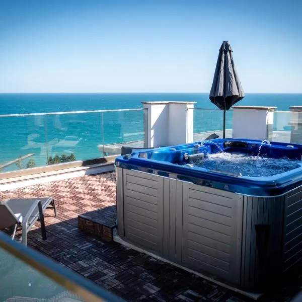 Queen's Penthouse Balchik apartment，位于巴尔奇克的酒店