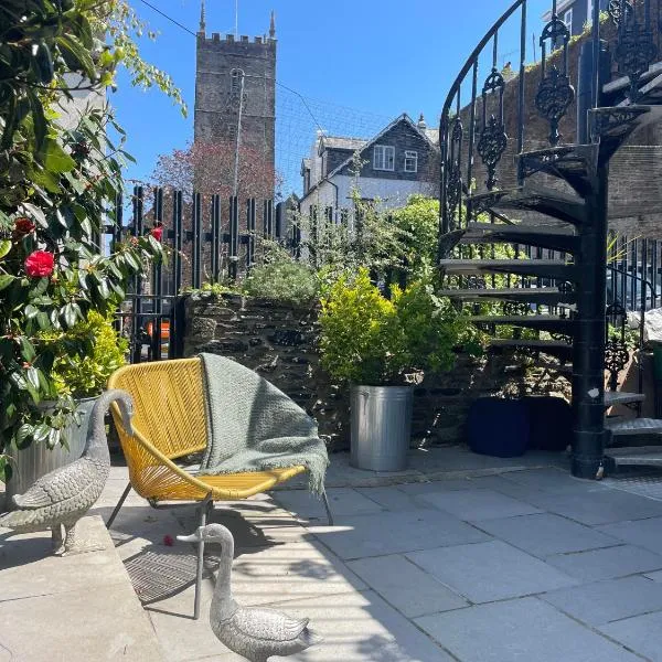 Just B -Town Centre, 2 x Double bedroom Garden Apartment - 55" Smart TV, full kitchen, Nkuku furnishing, great shower! St Elmo Cottage，位于达特茅斯的酒店