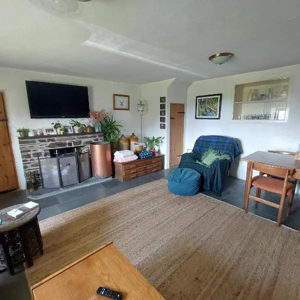 Rural Historic Farmhouse - A Peaceful Escape，位于West Down的酒店