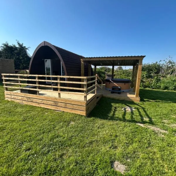 Dolafon luxury glamping pod 1 with hot tub，位于圣亚萨的酒店
