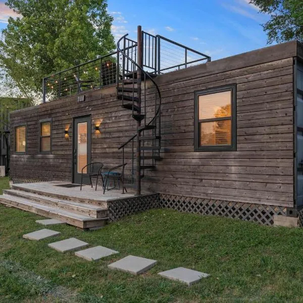 Container home with rooftop views and pickleball-Pecan Grove，位于Bellmead的酒店