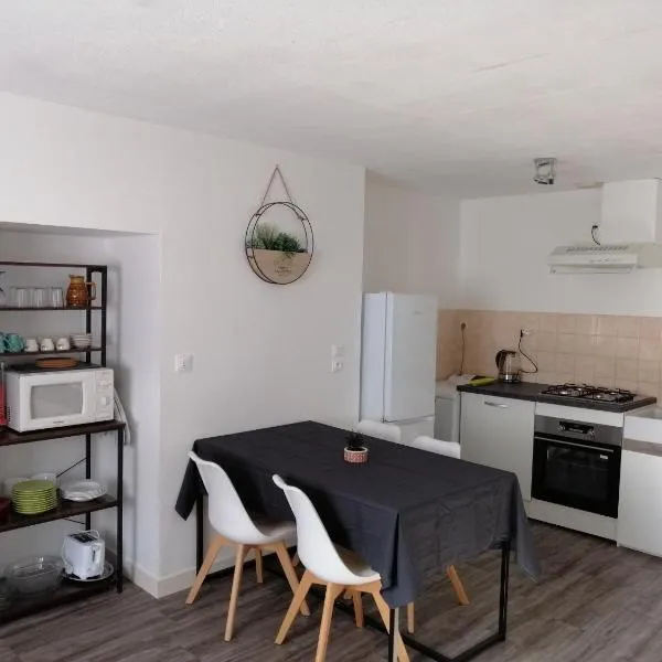 Appartement dans le centre historique - Montsalvy，位于Montsalvy的酒店