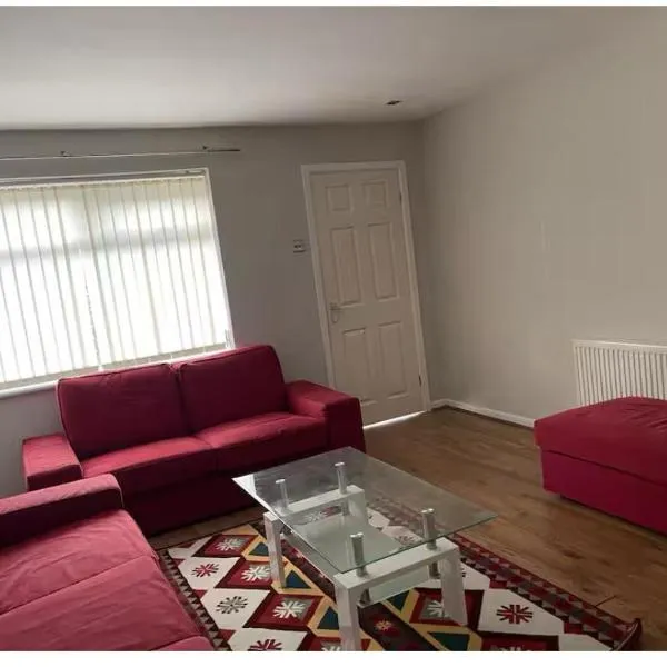 House in Timperley near Manchester Airport，位于Timperley的酒店