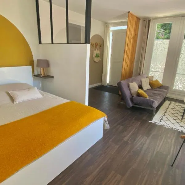 Agréable petit gîte avec jardinet et piscine，位于萨利耶德贝阿尔恩的酒店