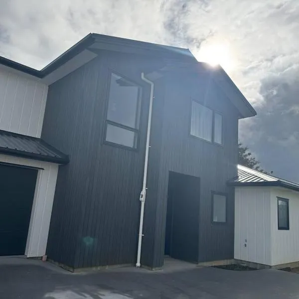 Brand-new Family Retreat in Riverhead 4BR Home，位于Riverhead的酒店