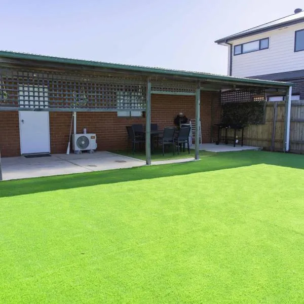 Brand New Backyard Guest House in Werribee CBD，位于威勒比的酒店