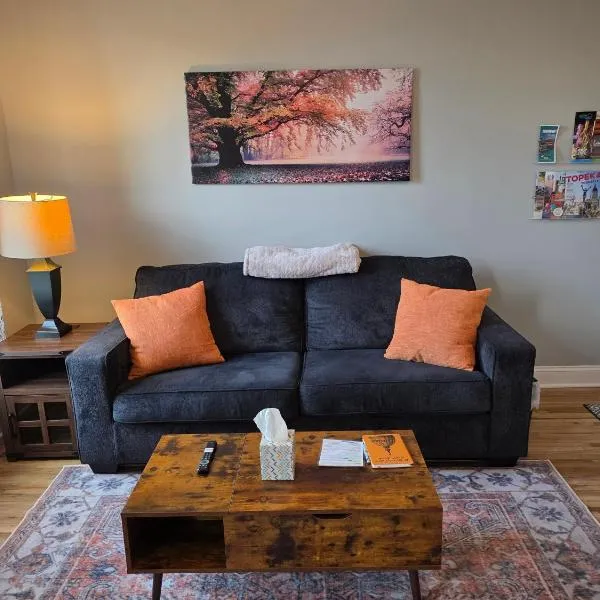 Beautifully Renovated Downtown 1 Bed 1 Bath Apt, Pet Friendly，位于托皮卡的酒店