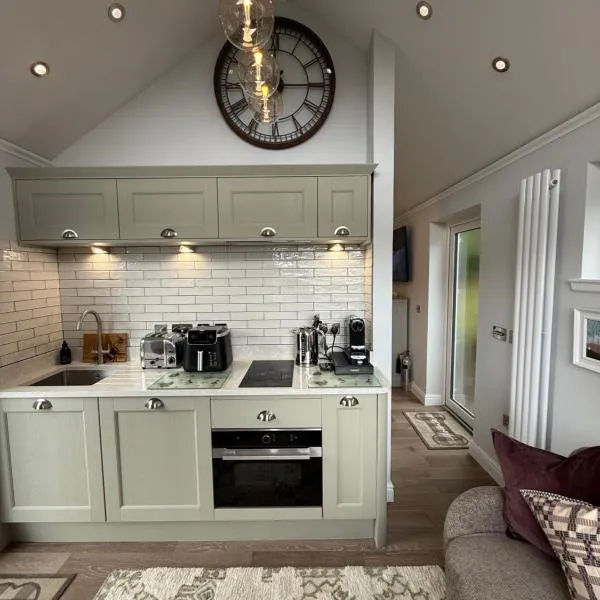 Tumpseys Hideaway with Hot Tub, Glencoe Ballachulish Highlands Near Fort William，位于巴拉胡利什的酒店