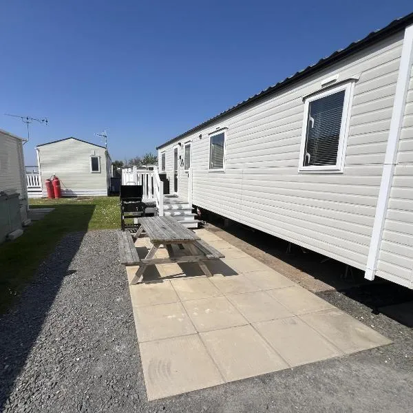 3 Bedroom Modern Caravan Sleeps up to 8，位于米勒姆的酒店